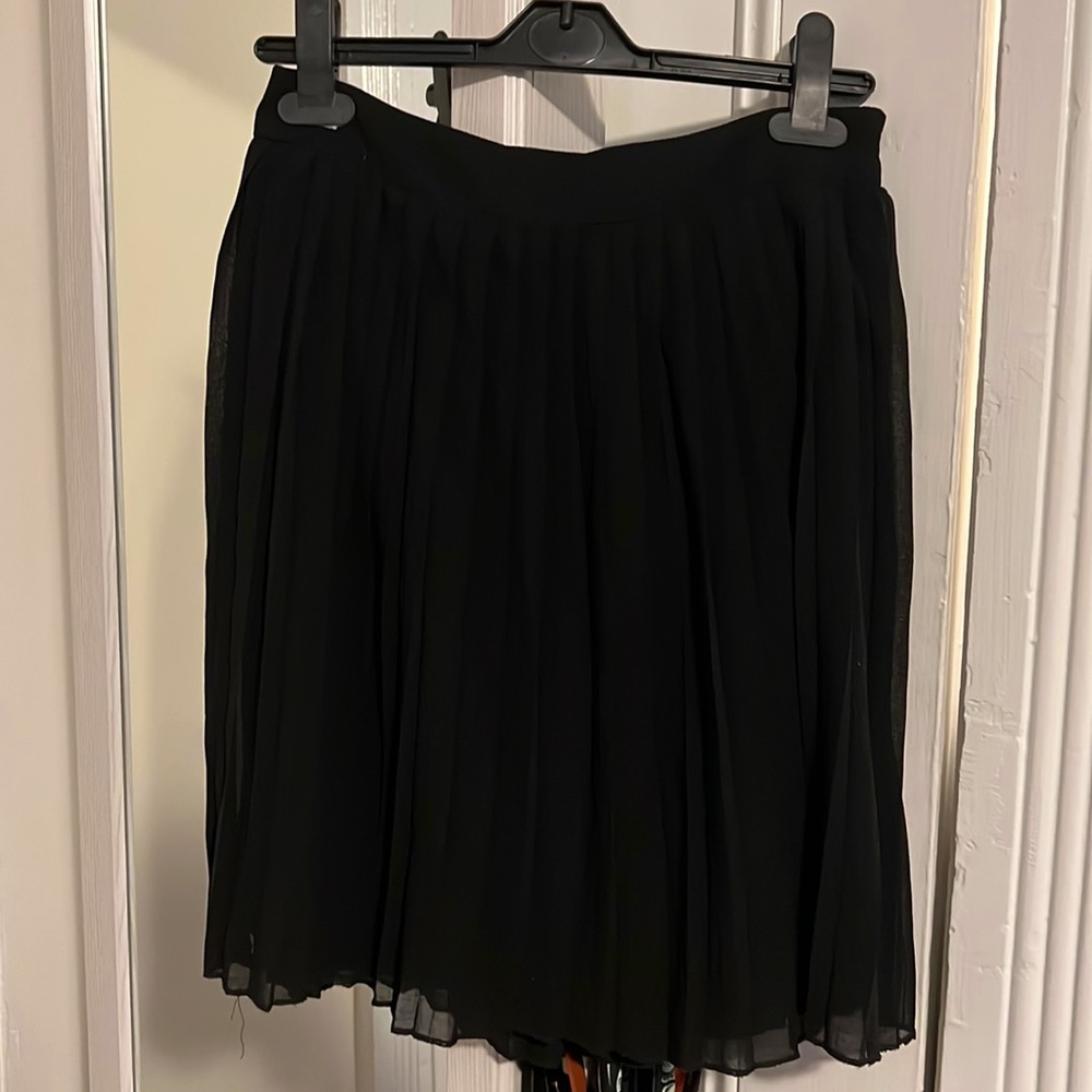 Black pleated skirt